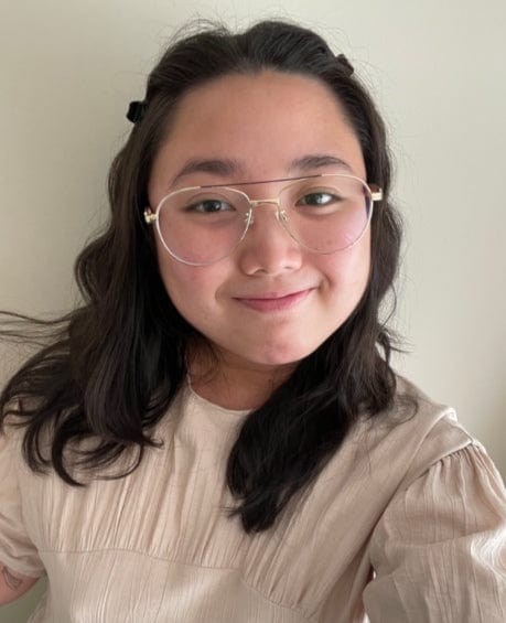 Mujer con gafas Kraywoods Purpose, gafas de aviador de gran tamaño