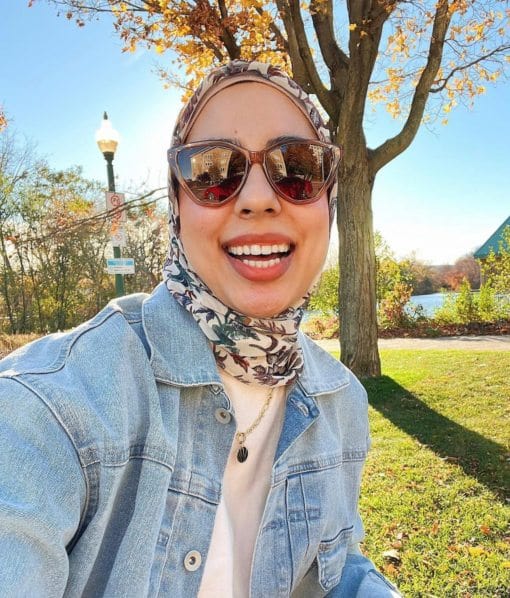 Mujer con gafas de sol Audrey de Kraywoods, gafas de sol rosas de ojo de gato