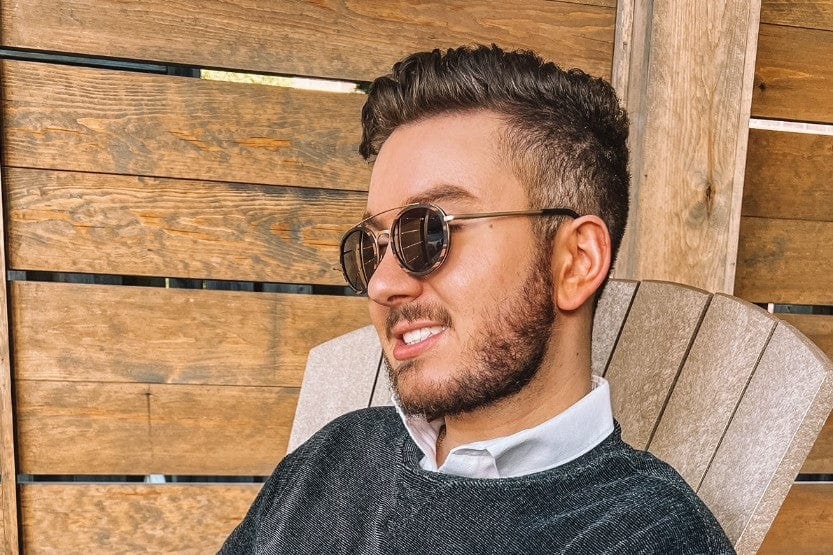 Hombre con gafas de sol Aspen Gold, redondas y de doble puente
