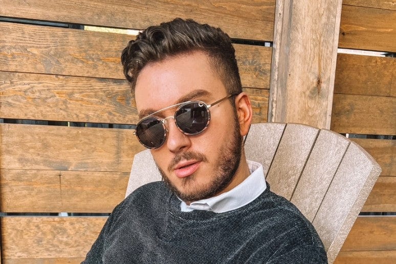 Hombre con gafas de sol Aspen Gold, redondas y de doble puente