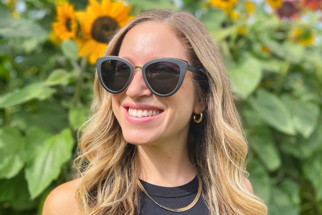 Mujer con Willow, gafas de sol negras oversize ojo de gato