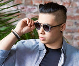 Hombre con Kraywoods Ash, gafas de sol de aviador vintage de madera de nogal y protección UV 100%, lentes polarizadas