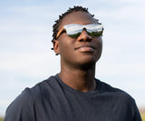 Hombre con Rover, gafas de sol cuadradas reflectantes plateadas