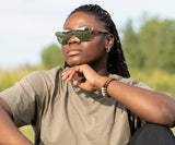 Mujer con Rover, gafas de sol cuadradas reflectantes plateadas