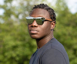 Hombre con Rover, gafas de sol cuadradas reflectantes plateadasd