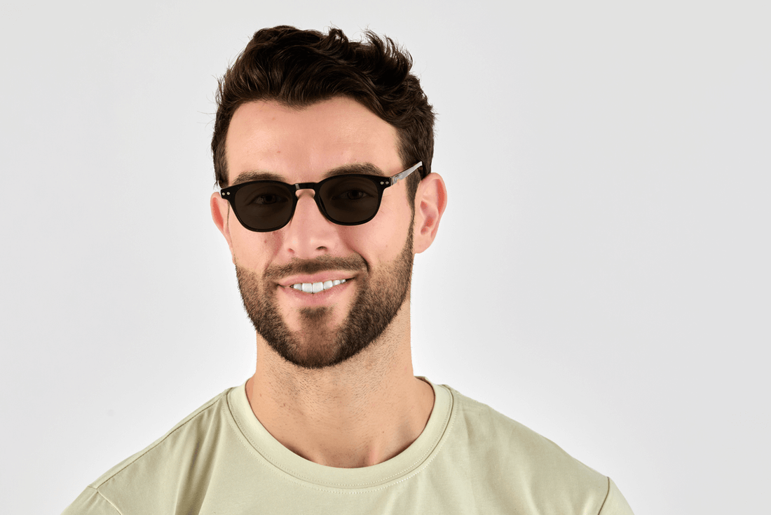 Mies päällään Dash Black, Retro Square Black Acetate Glasses - etukuva