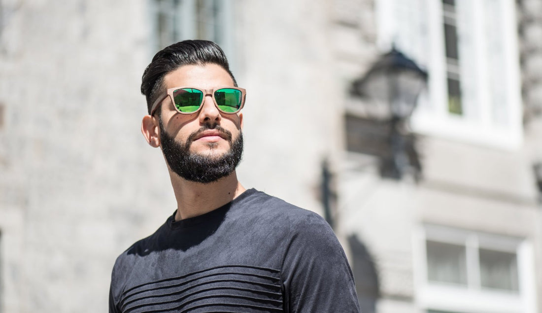 Homme portant des lentilles miroir