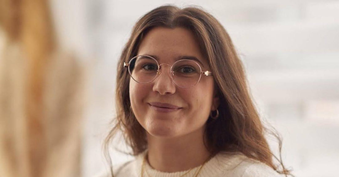 fille au visage large portant des lunettes en or rose