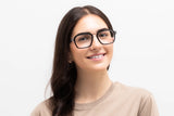 Femme portant des lunettes Haya, modèle aviateur carré noir et verres transparents - vue de face sur fond blanc