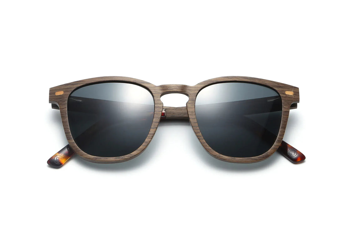 Lunettes de soleil Hunter Brown, lunettes de soleil rétro carrées en bois avec verre polarisé gris - vue frontale pliée sur fond blanc
