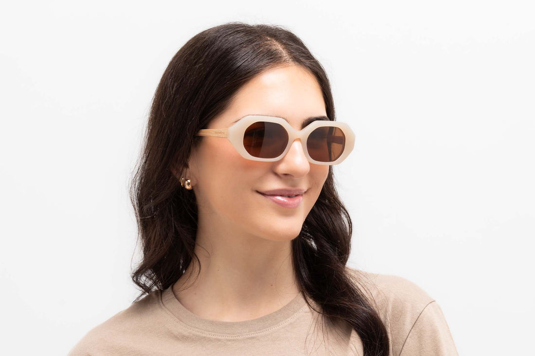 Femme portant des lunettes de soleil Mia Ivory, Ivory Octagon Geometric Sunglasses