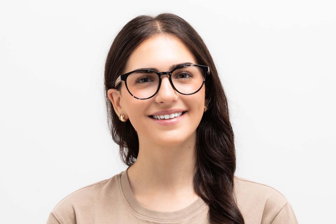 Femmes portant des lunettes ovales Hope Black, Black Tortoise