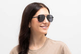 Femme portant des lunettes de soleil Leo, Black Aviator avec verres polarisants