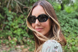 Femme portant des lunettes de soleil Mia Black, Black Octagon Geometric Sunglasses