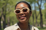 Femme portant des lunettes de soleil Mia Ivory, Ivory Octagon Geometric Sunglasses