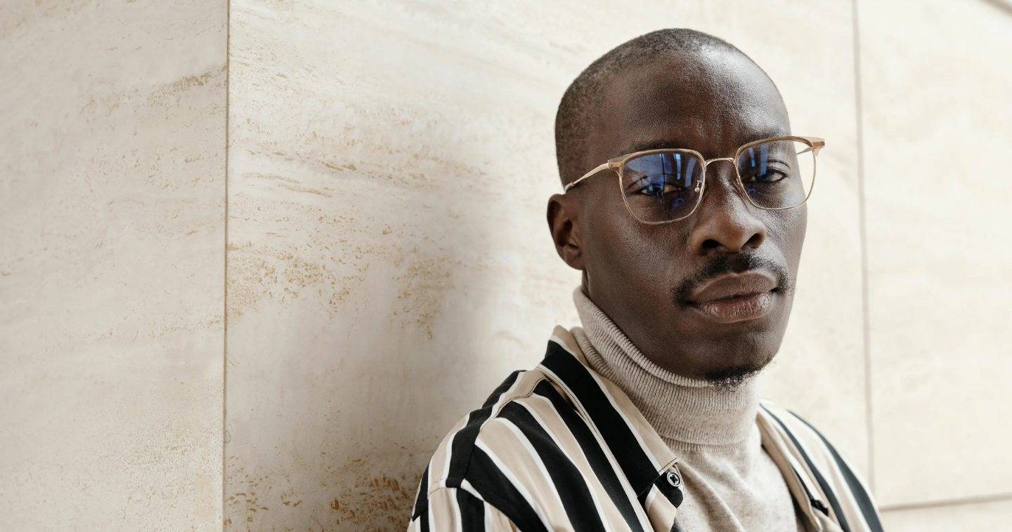 I migliori occhiali da vista per uomini calvi: i migliori stili per completare un look calvo
