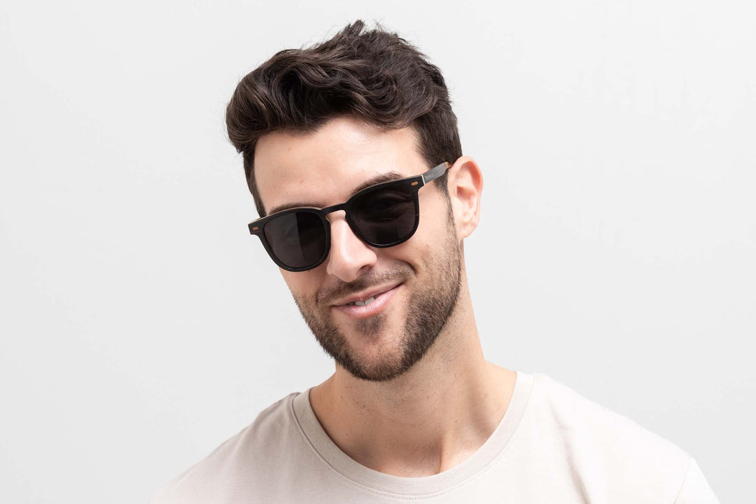 Uomo con occhiali da sole Hunter Black, occhiali da sole retrò quadrati in legno con lenti polarizzate grigie