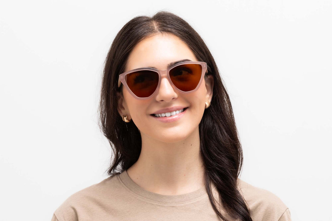 Donna che indossa occhiali da sole Audrey, rosa oversize con occhi di gatto