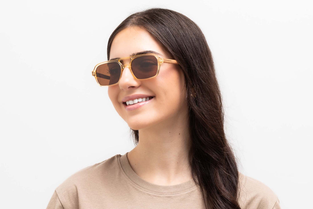 Donna che indossa occhiali da sole Tanner, Translucent Brown Retro Aviator