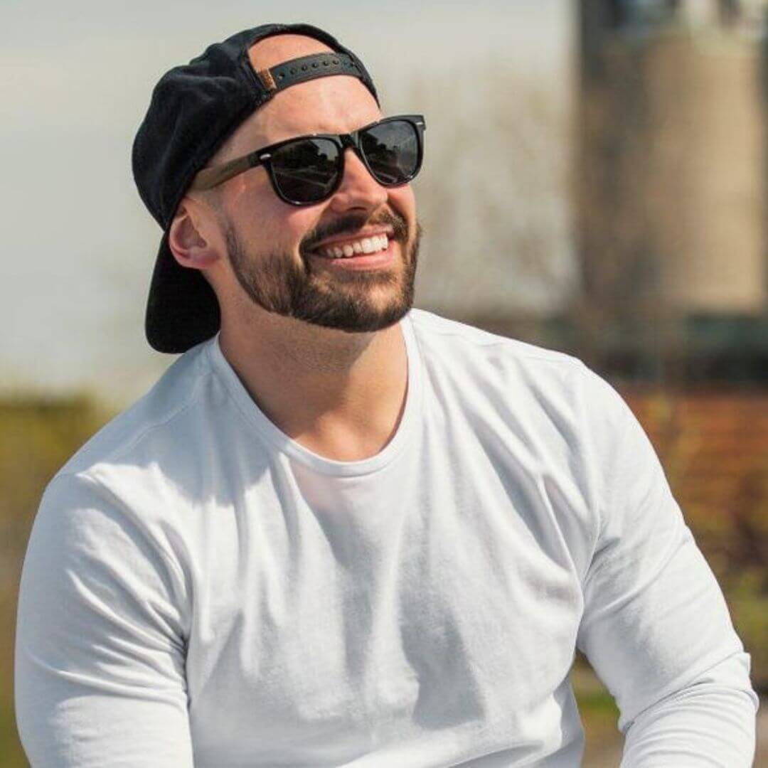 Uomo con occhiali da sole neri