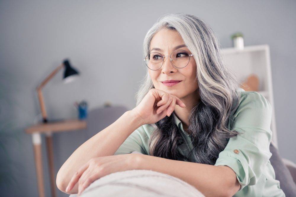 グレイヘアのための8ベストメガネ、若く見えるスタイルと色を選ぶ
