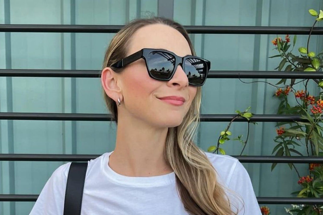 Ava, ブラックのオーバーサイズスクエアサングラスをかけた女性