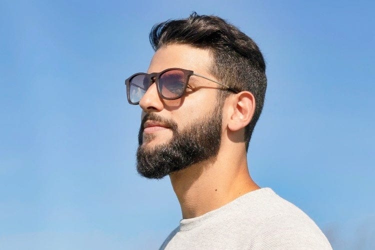 ヘーゼル、グラデーションブラウンのスクエアサングラスをかける男性
