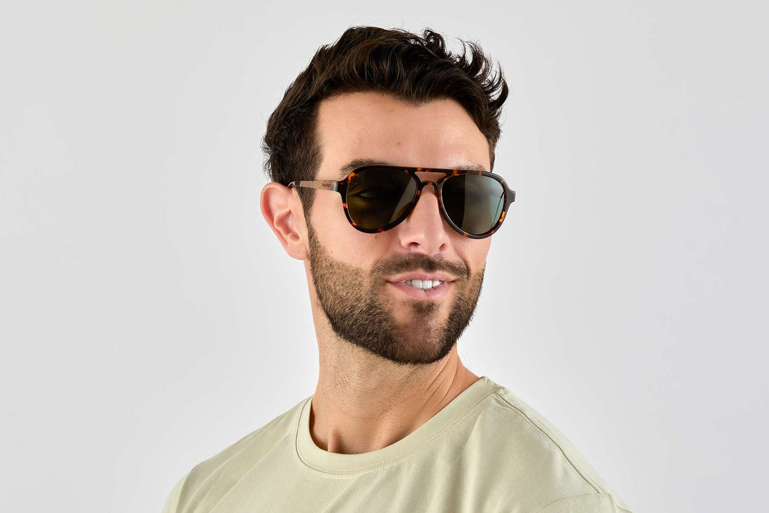 ランナー、グリーントータスアビエーターサングラスをかける男性