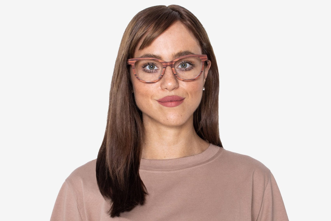 チャーム・ローズ、キャット・アイ・チェリー・ウッド・グラスをかける女性