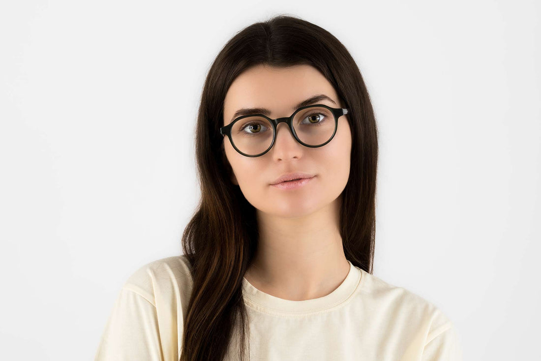 ワンダーグリーンをかけている女性、幾何学的なラウンドグリーンのアセテートメガネ