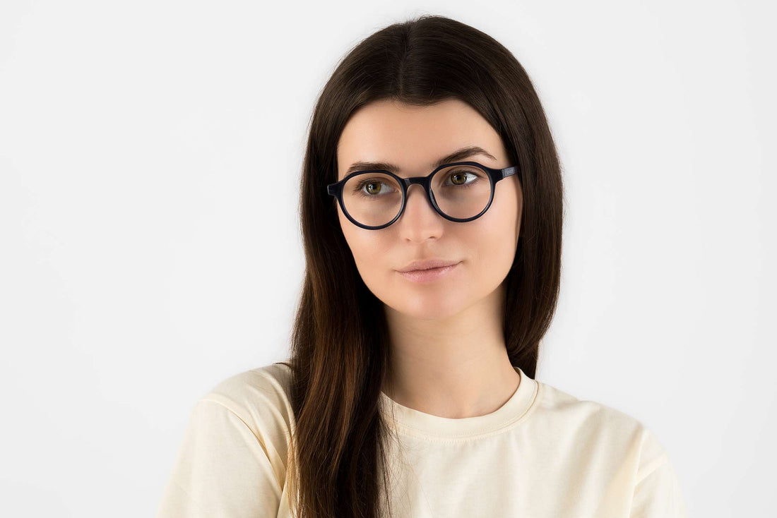 ワンダーネイビー、ジオメトリック・ラウンド・ネイビーブルー・アセテート眼鏡をかける女性