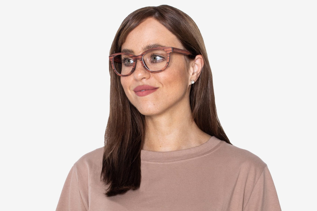 チャーム・ローズ、キャット・アイ・チェリー・ウッド・グラスをかける女性