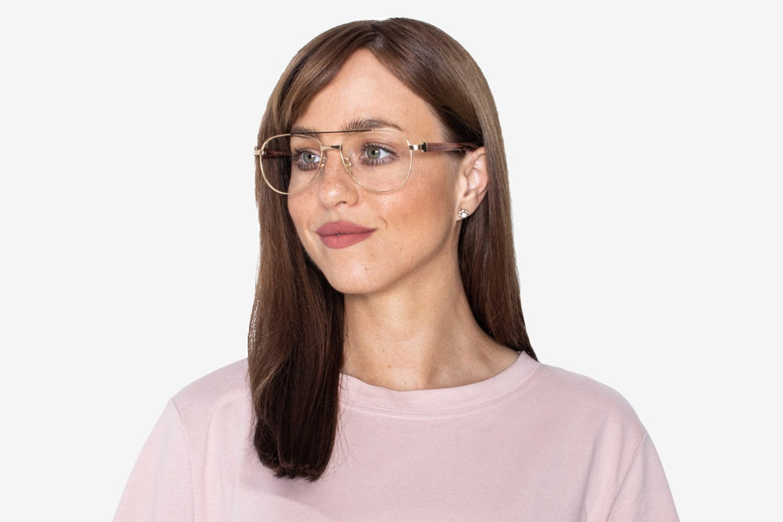 パーパス・ゴールドのオーバーサイズ・アビエーター・グラスをかけた女性
