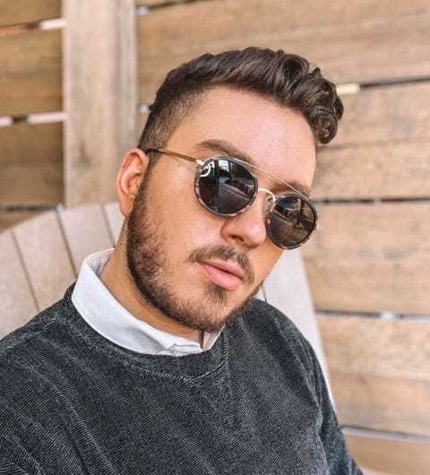 Kraywoods Aspenサングラス、ラウンドウッドサングラスをかけた男性