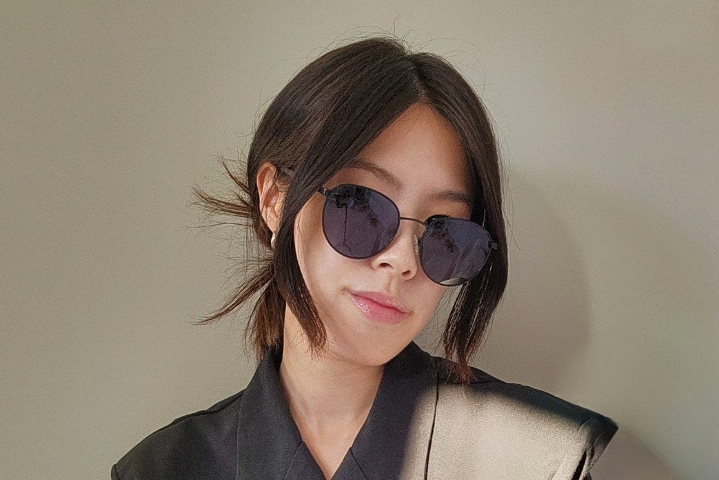 오스틴 블랙, 라운드 블랙 메탈 선글라스를 착용한 여성