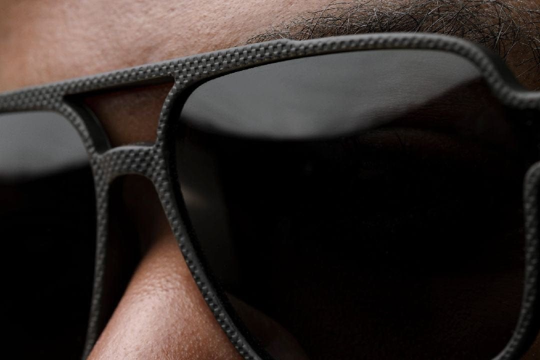 Lelaki memakai Parker, Cermin Mata Hitam Aviator Bersaiz Besar Hitam