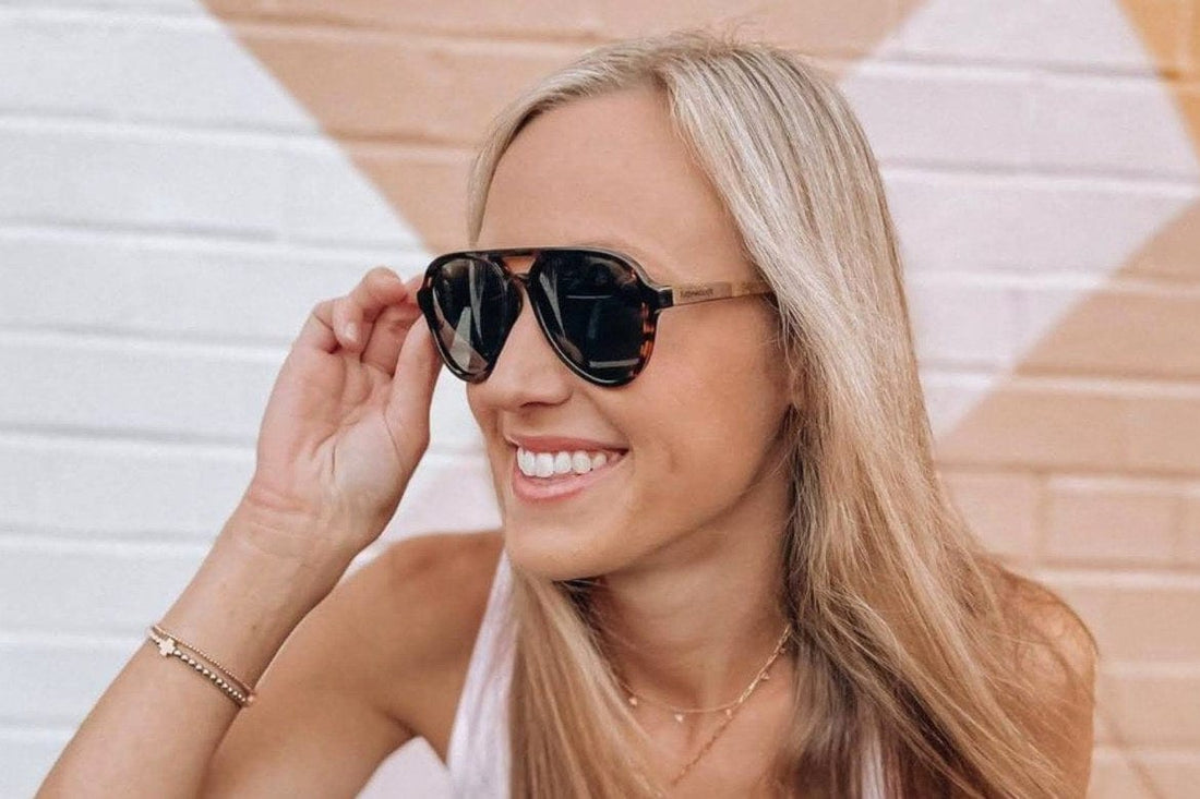 Wanita memakai Runner, Green Tortoise Aviator Cermin Mata Hitam