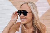 Wanita memakai Runner, Green Tortoise Aviator Cermin Mata Hitam