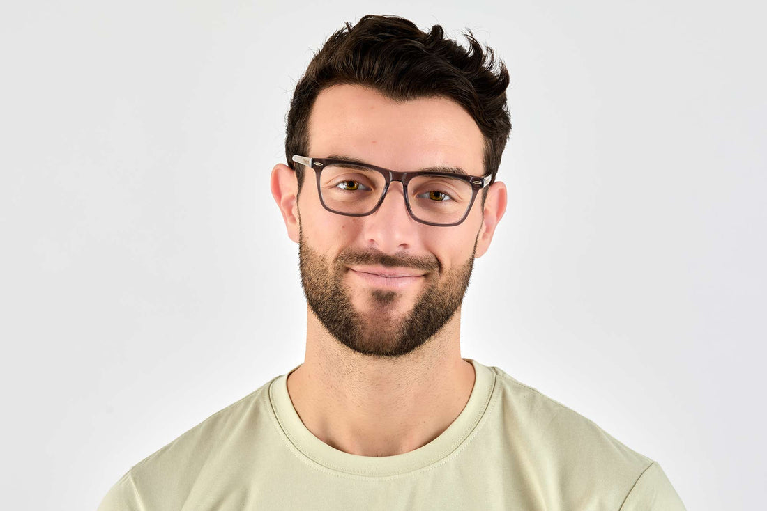 Lelaki memakai Kacamata Grace Grey, Square Grey Acetate