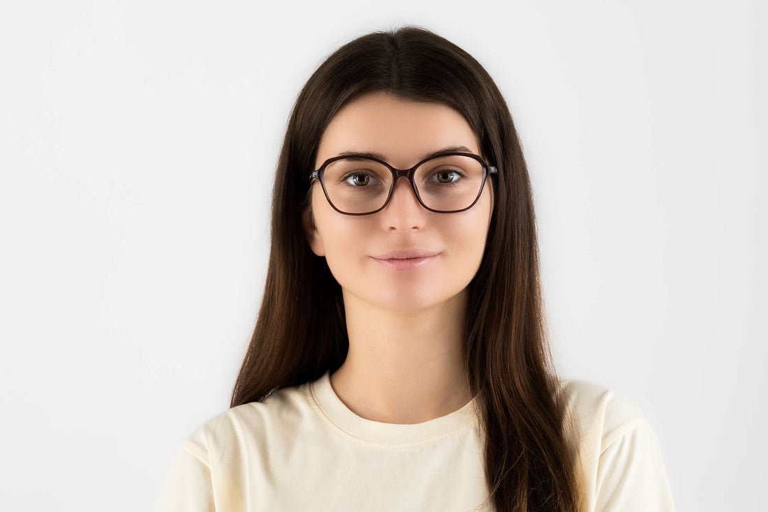 Wanita memakai Glee Red, Geometrik Red Acetate Glasses