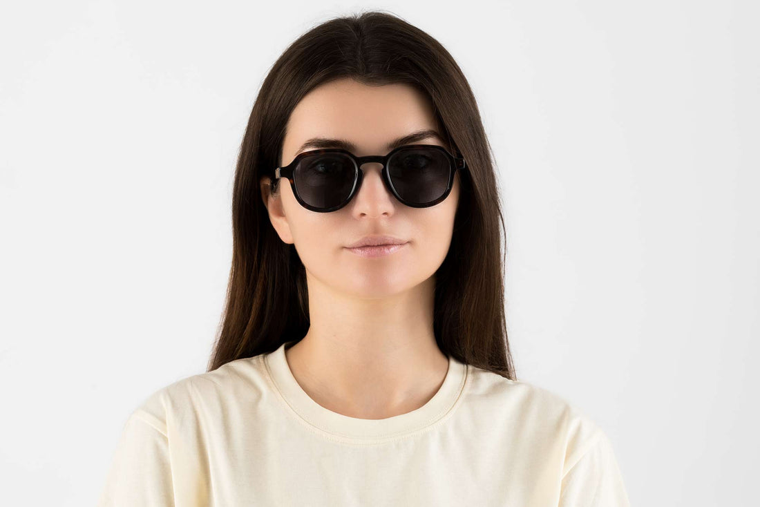 Wanita memakai Hudson, Geometrik Retro Square Sunglasses