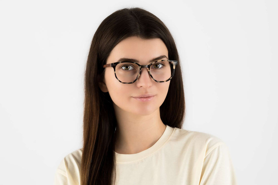 Wanita memakai Faith Ivory, Ivory Tortoise Geometrik Cermin mata