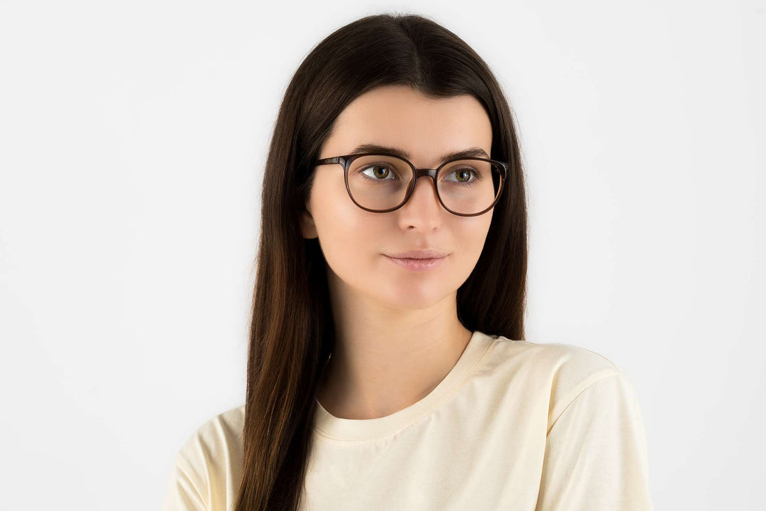 Wanita memakai Cermin Mata Serene Brown, Oval Brown Acetate
