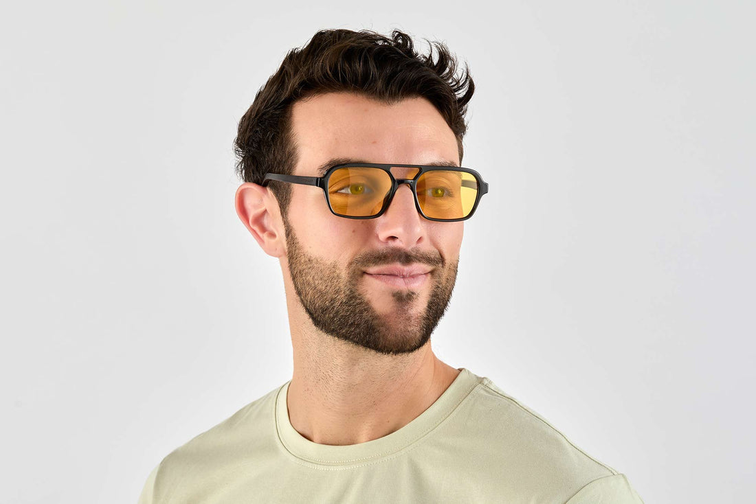 Lelaki memakai Ryder Yellow, Cermin Mata Hitam Retro Aviator
