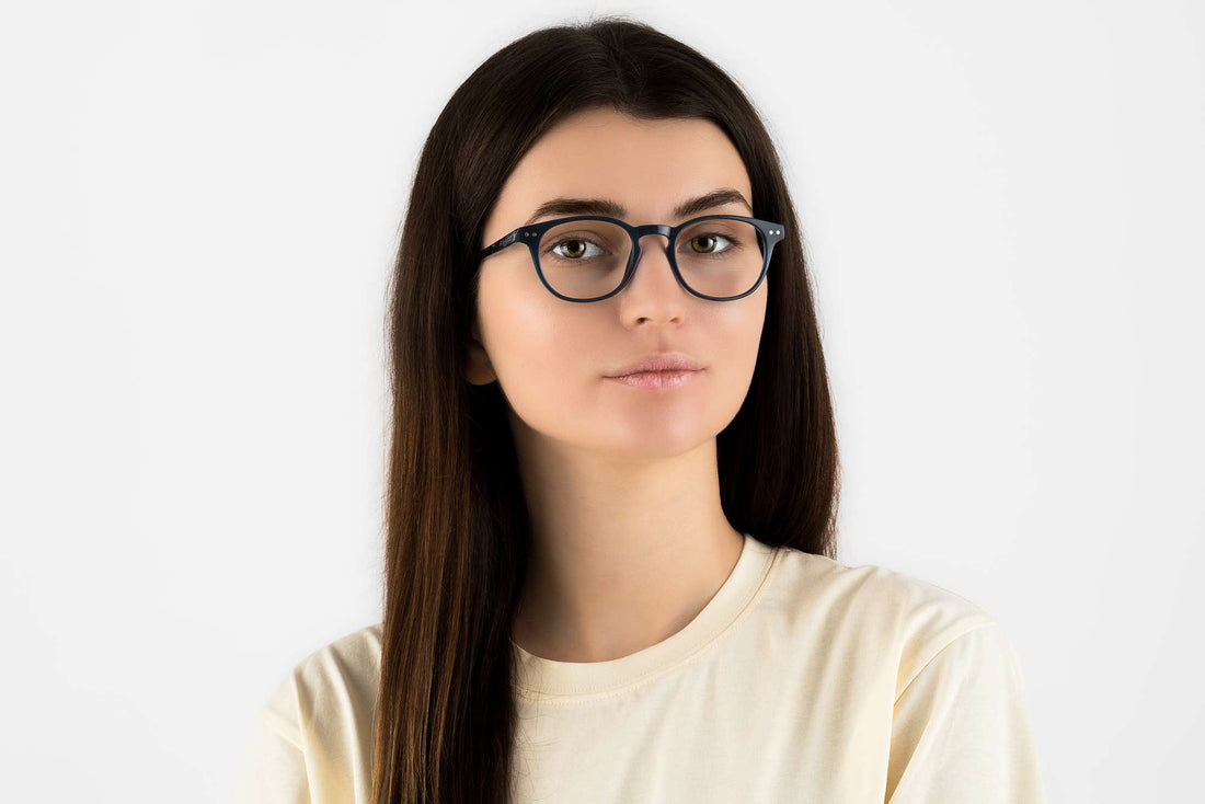 Wanita memakai Dash Navy, Retro Square Navy Blue Acetate Glasses