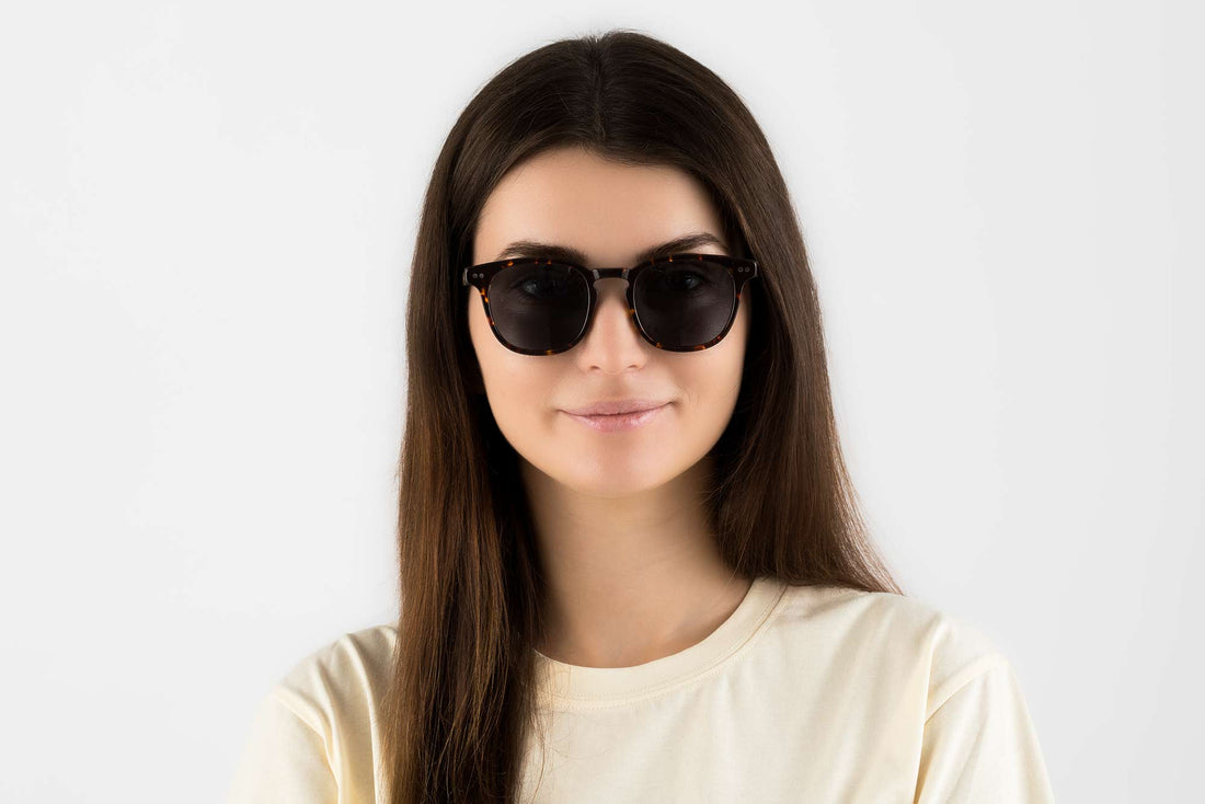 Wanita memakai Carter, Green Tortoise Retro Square Sunglasses