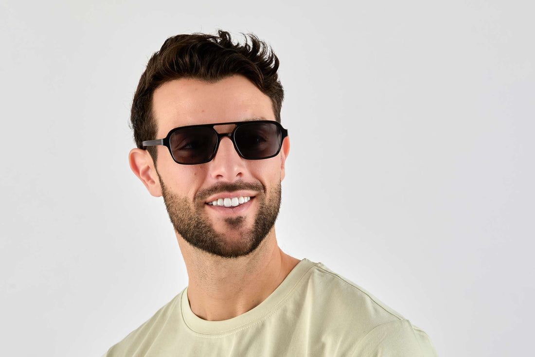Lelaki memakai Cermin Mata Hitam Ryder Black Retro Aviator