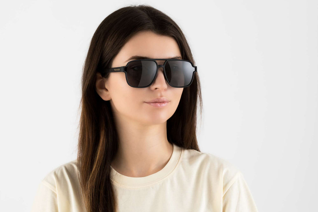 Wanita memakai Parker, Cermin Mata Hitam Aviator Bersaiz Besar Hitam