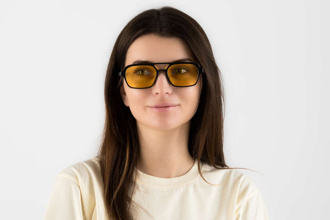 Wanita memakai Ryder Yellow, Cermin Mata Hitam Retro Aviator