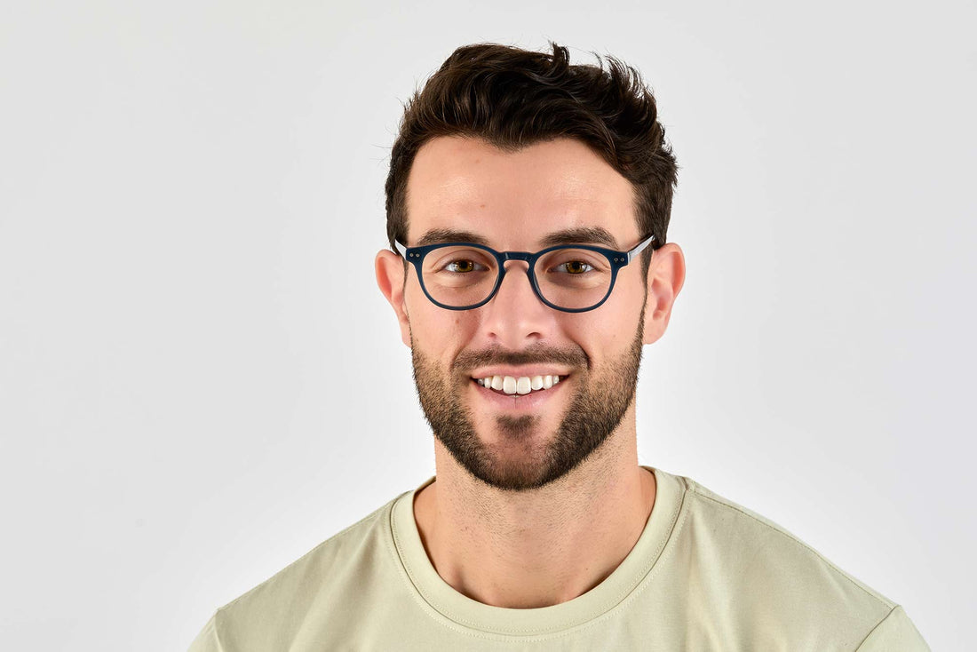 Lelaki memakai Dash Navy, Retro Square Navy Blue Acetate Glasses